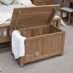 Bury solid oak blanket box . with lift up lid, support and hinges. square feet 100% ok