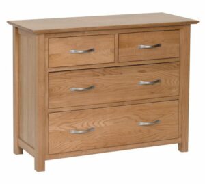 Norwich Oak 2+2 Chest. Drawers. contemporary shaker style straight lines and shaped edges on tops. shaped chrome bar handles. 5 handy drawers NNC60