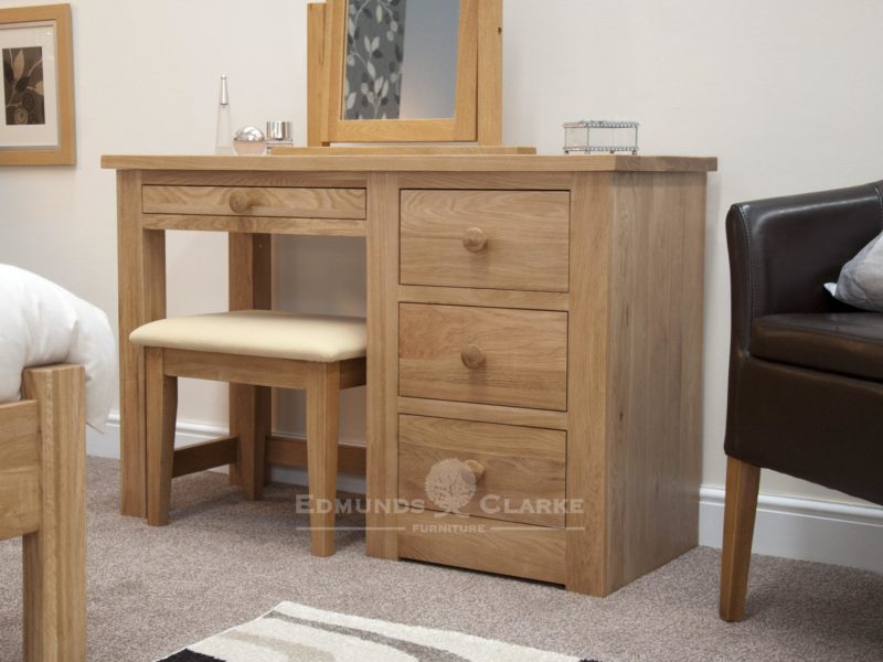 solid oak single pedestal dressing table three drawers on right side jewellery drawer above kneehole, square edge design